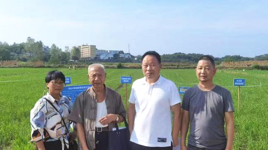 常德市科協(xié)黨組成員、副主席李風看望老科技工作者并考察科技示范項目